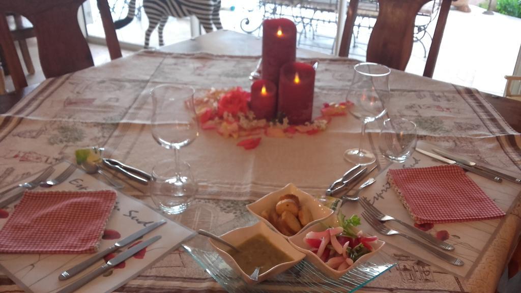 Table De Fred Hotel Le Plan-de-la-Tour Luaran gambar